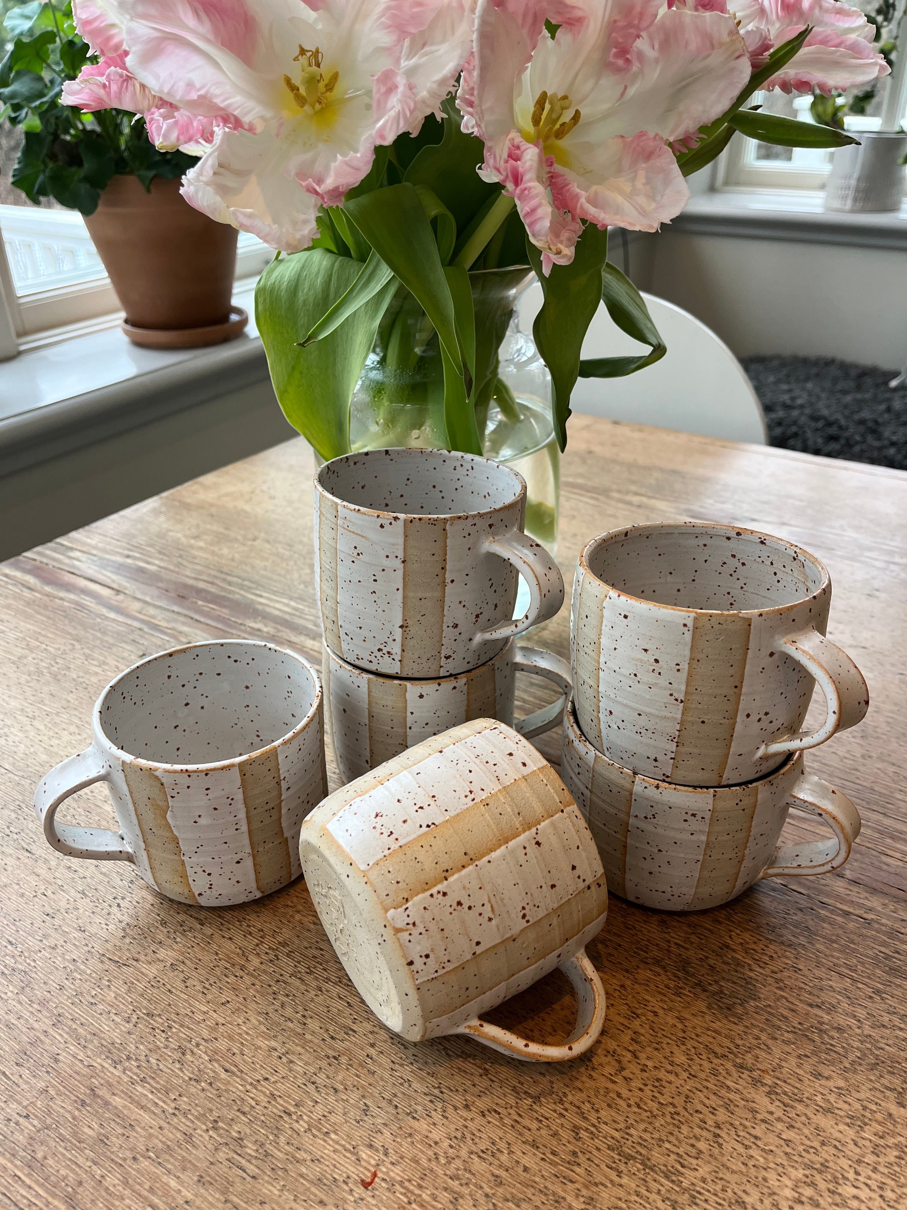 Drejad mugg av prickig stengodslera