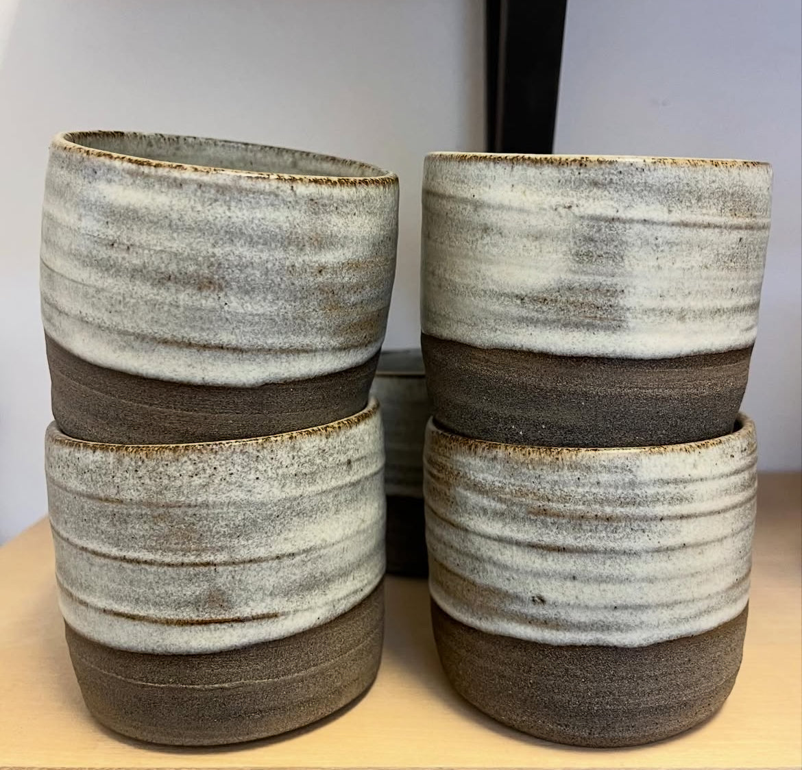 Drejad mugg av stengodslera