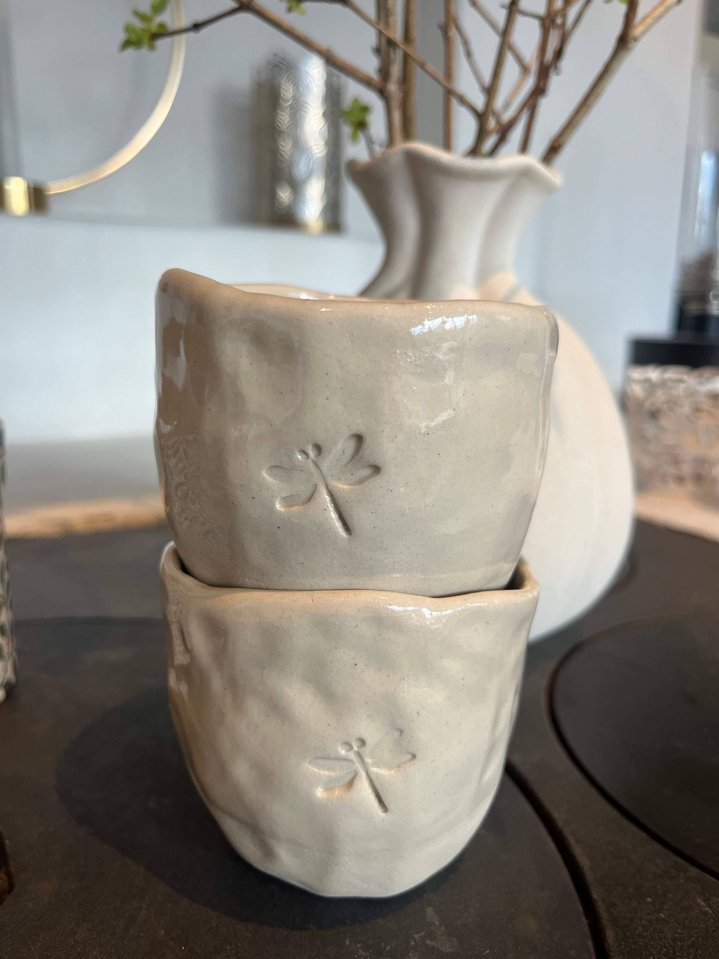 Tummad mugg med trollslända